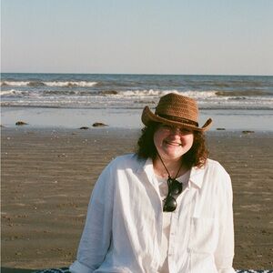 Hi! I’m Chloe, welcome to my closet!